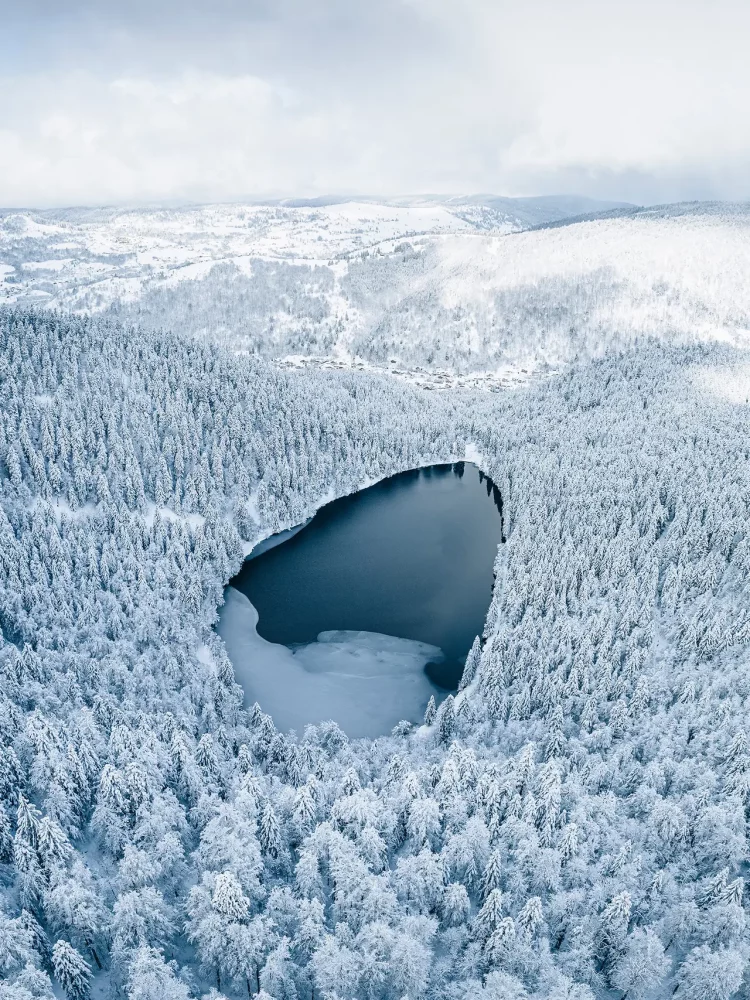 le lac des corbeaux durant l'hiver dans les vosges